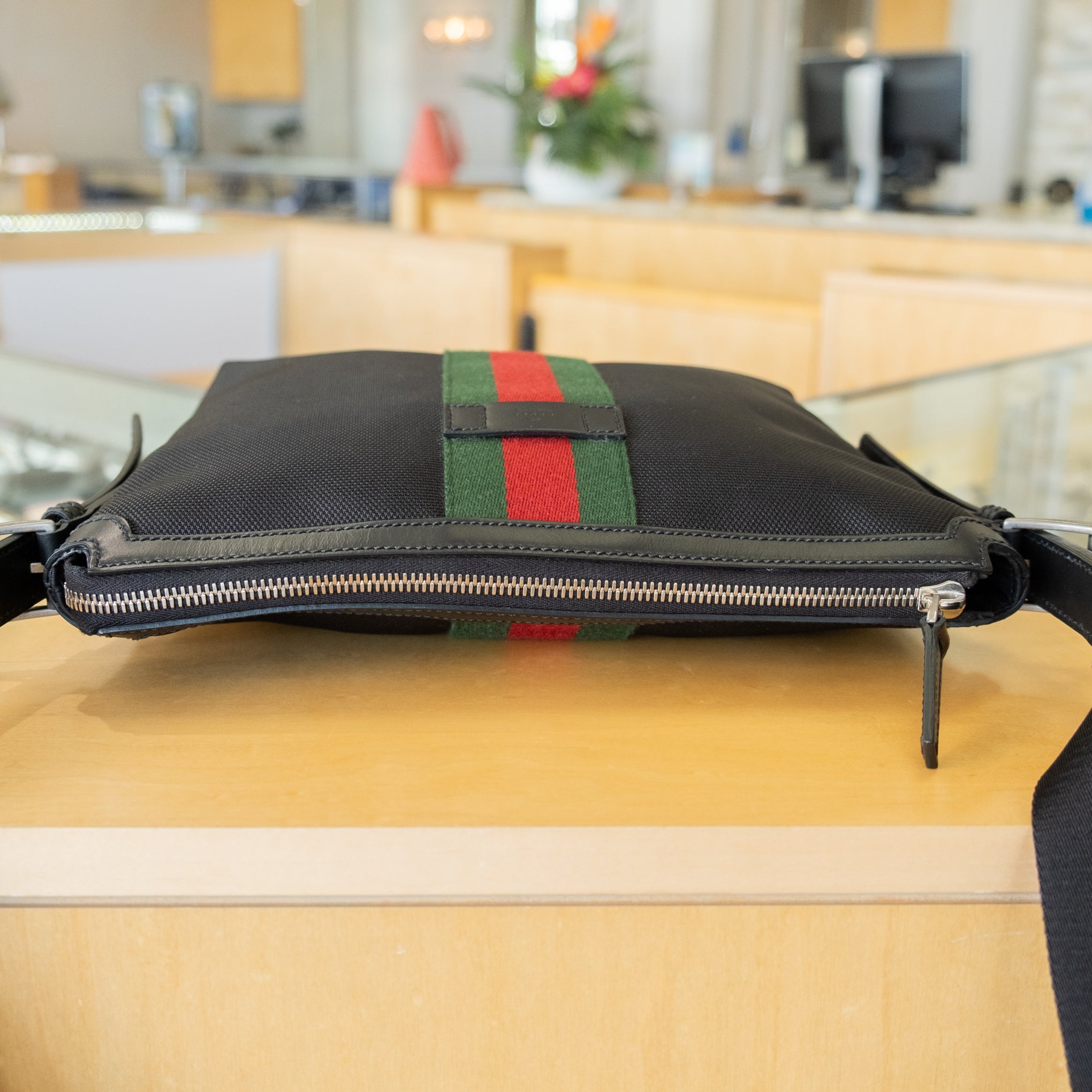 グッチ テクノキャンバス メッセンジャーバッグ 黒 Gucci Black Canvas Web Techno Messenger Bag | myGemma | Item